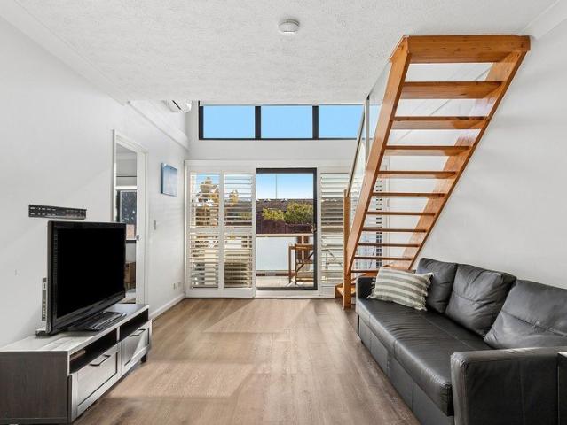 North facing dual level apartment in heart of Narrabeen