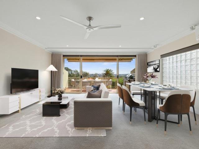 NORTH FACING EXECUTIVE APARTMENT Entrance through main pedestrian foyer level on Gerard Lane