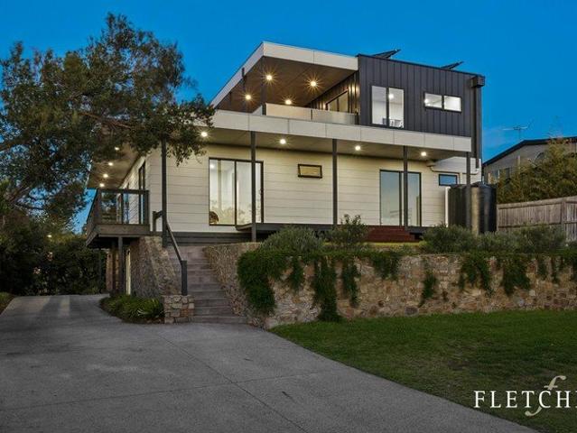 North Facing Family Haven: Space, Light, Sweeping Views