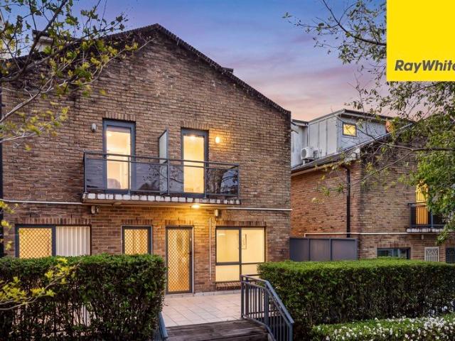 North Facing Full Brick 3 Bed Townhome, One Common Wall!