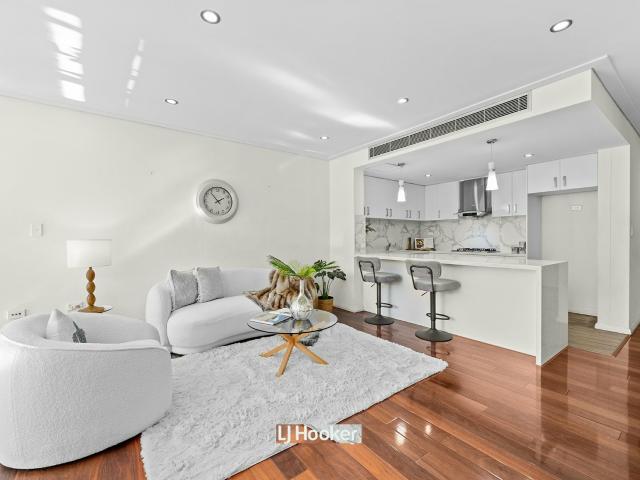 North Facing Full Brick Apartment walk to train and shops