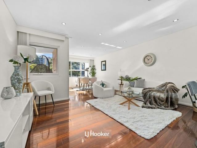 North Facing Full Brick Apartment walk to train and shops