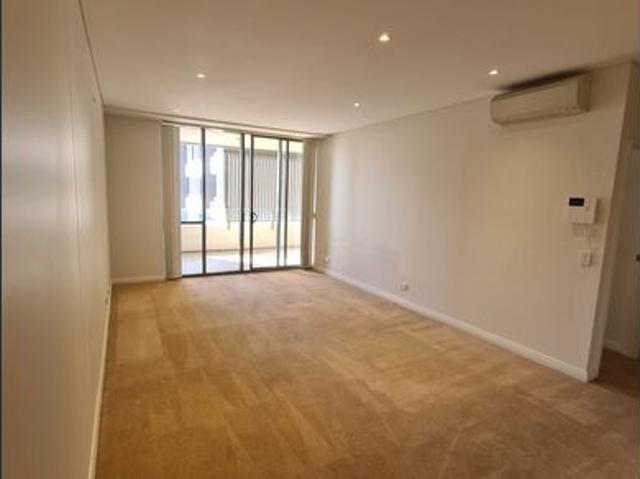 North facing high level apartment with fantastic garden view