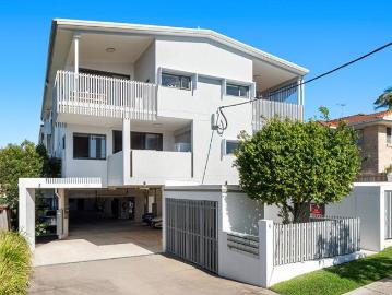 North facing, immaculately presented apartment in a central location!