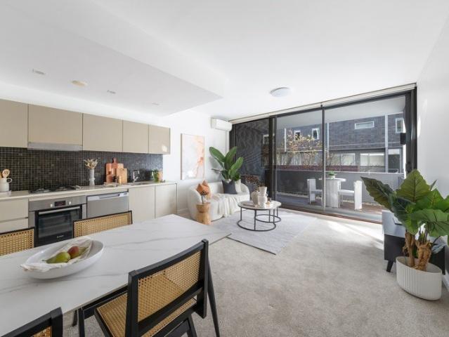 NORTH FACING ONE BEDROOM APARTMENT WITH DIRECT STREET ACCESS