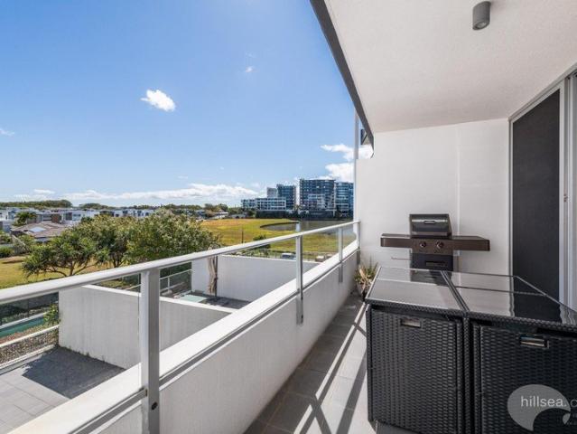 NORTH FACING, OVERLOOKING THE PARK!