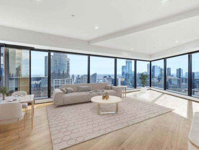 North Facing Living with Exceptional Skyline Views