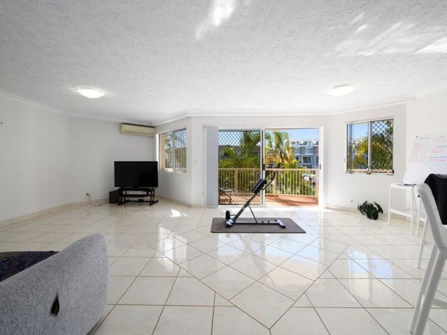 Price Reduced ! North Facing Lifestyle Opportunity in Prime Waterfront Precinct Marina Birth included