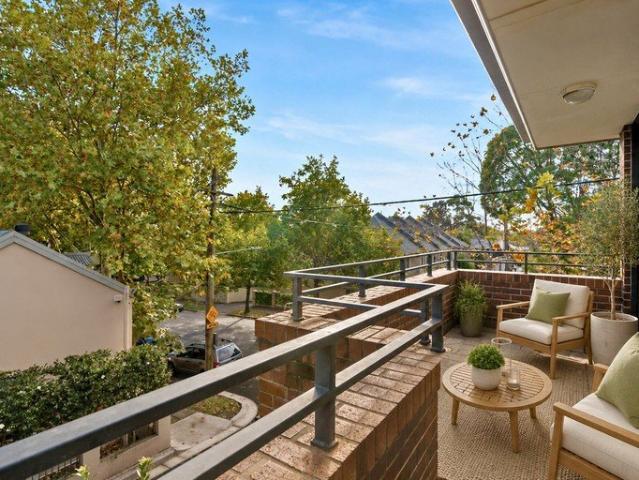 North facing, Lift Access, Walk to Metro