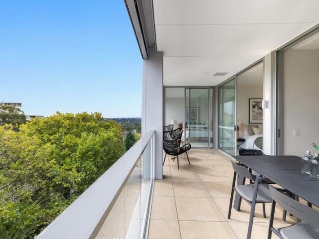 North Facing, Light Filled Three Bedroom Apartment with Middle Harbour Views
