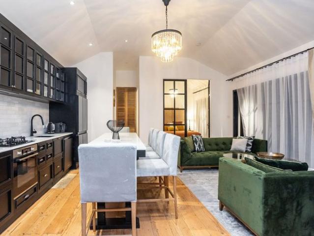 North Facing Luxury Northcote Villa / Townhouse. RENTAL WITH UTILITIES