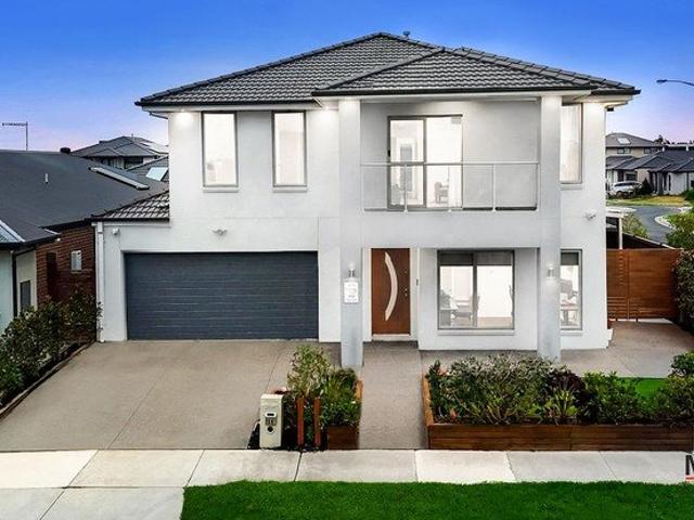 North Facing Luxury Living Awaits: Magnificent 6 Bedroom, 3 Bathroom with Designer Kitchen, Expansive Living Spaces, and Stunning Views!