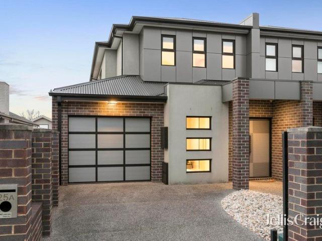North facing luxury living in prime McKinnon school zone