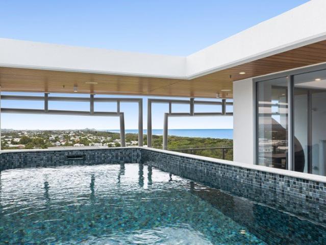North Facing Luxury Penthouse with Rooftop Terrace