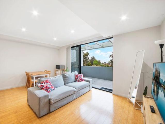 North Facing Modern Apartment with District Views