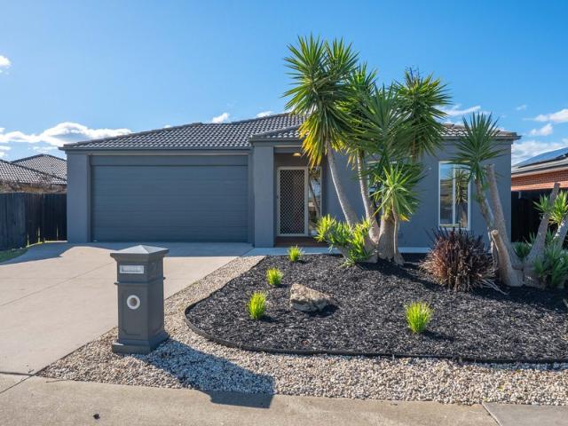 North Facing Modern Living with Lake Glimpses, Large block and Caravan and Boat Storage