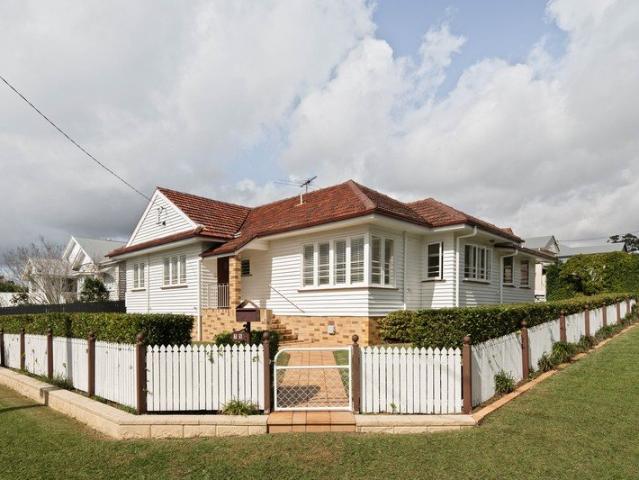 North Facing, Single Level Living in a Highly Connected Inner South Pocket