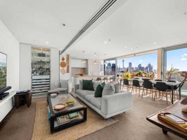 North Facing Sky Home with Panoramic Sydney Harbour & City Views: 2 bedroom + study w Parking