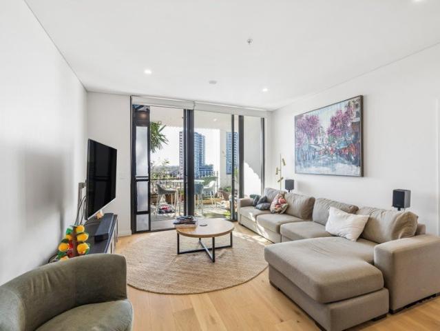 North facing, spacious and flexible 3 bedroom potential 159 sqm