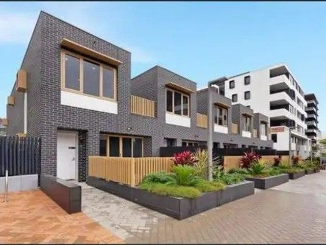 North Facing Split Level Townhouse | Four Bedrooms | Prime Rosebery Location