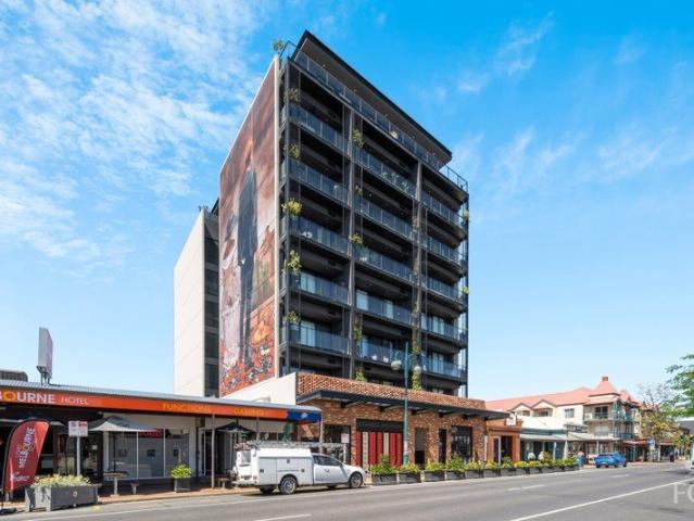 North facing sub penthouse in pristine condition with superb views to the parklands and beyond
