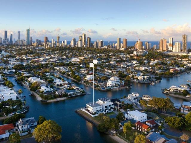 North facing point position. 50 metres of water frontage. Boat access from the basement