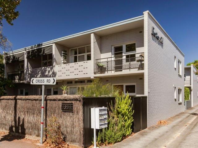 North Facing Private Unit In Blue Ribbon Hawthorn