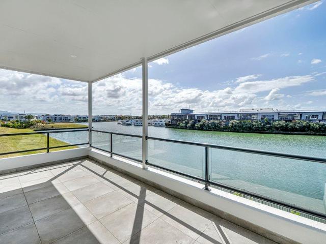 North Facing Waterfront Family Dreaming Home in Hope Island Resort FIRB approved
