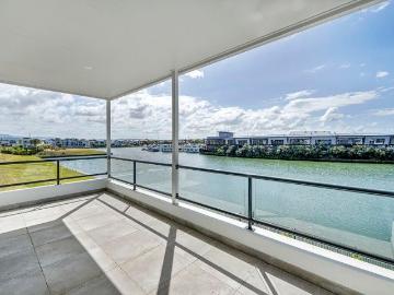 North Facing Waterfront Family Dreaming Home in Hope Island Resort FIRB approved
