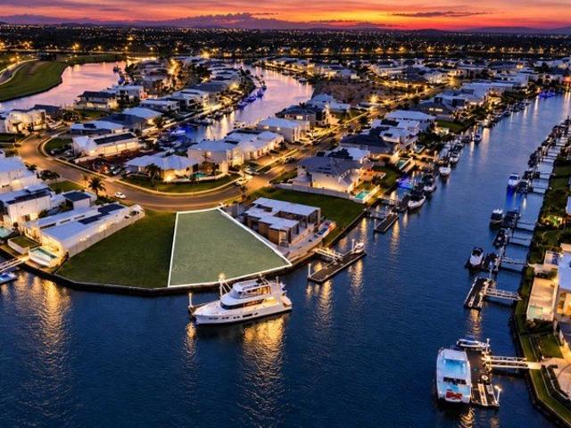 NORTH FACING WATERFRONT LAND WITH 36M CANAL FRONTAGE & 22M PONTOON