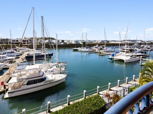 NORTH FACING WATERFRONT LUXURY BRIDGE FREE BROADWATER ACCESS