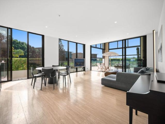 North facing waterfront luxury in the heart of the Gold Coast