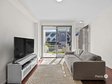 North Facing Townhouse Designed for Lifestyle Ease