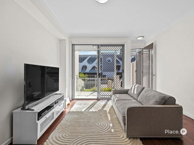 North Facing Townhouse Designed for Lifestyle Ease