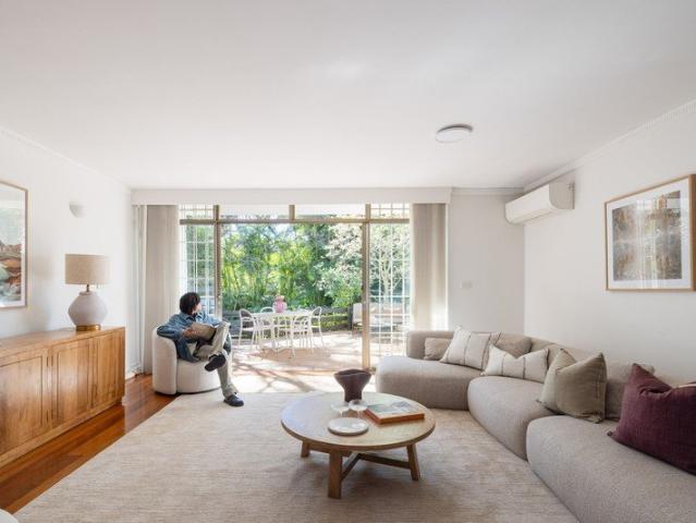 North facing townhouse / garden aspect / double parking