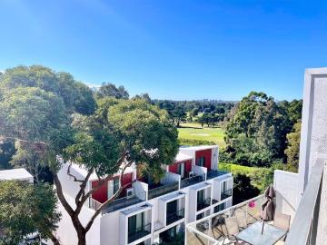 North Facing Townhouse Style Modern 3 Bedroom Apartment!