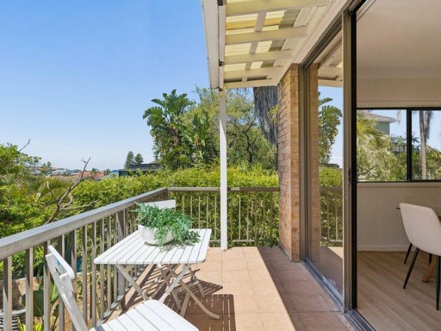 North facing townhouse with ocean glimpses in the heart of Clovelly