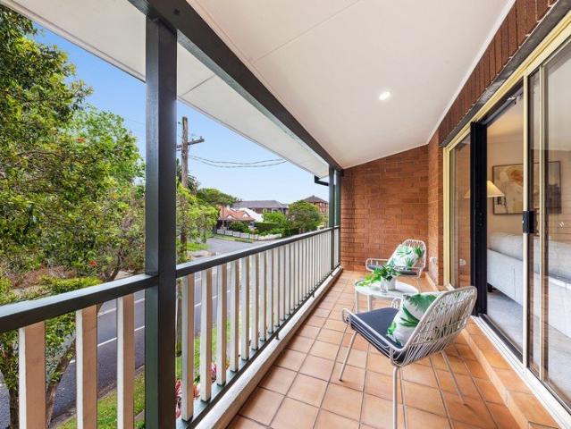 North Facing Top Floor Apartment Of Modern Elegance
