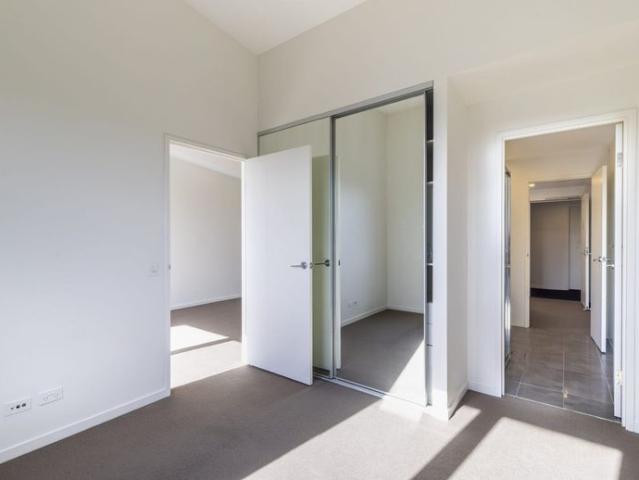 NORTH FACING, TOP FLOOR, HIGH CEILINGS, SPACIOUS, SECURITY BUILDING, TWO WAY BATHROOM