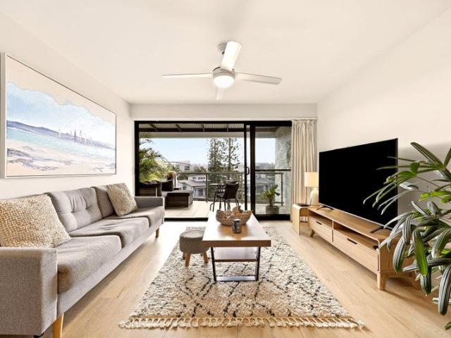 North facing, top floor Kawana Island living