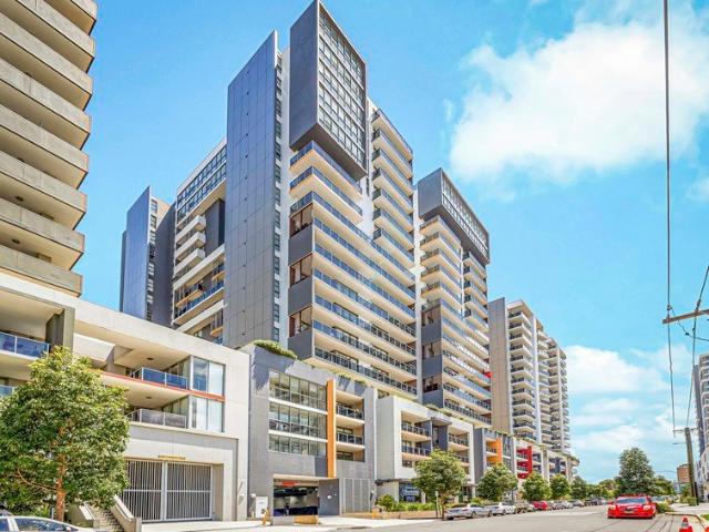 North Facing Three Bedroom Apartment with Elevated District Views
