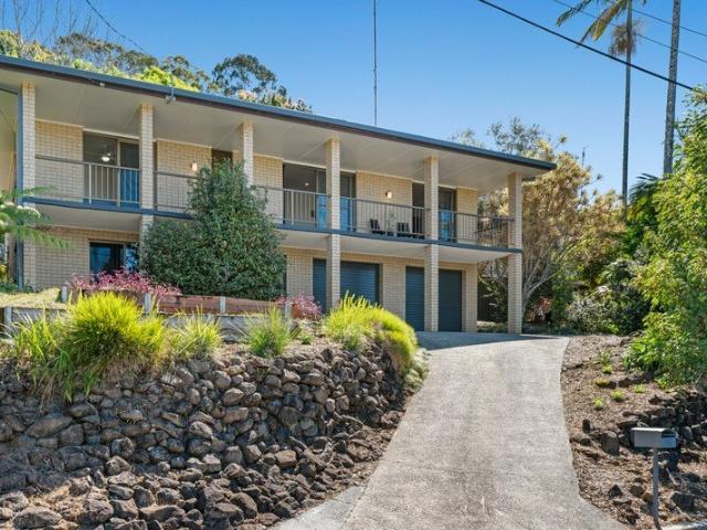 North Facing Views & Versatile Two Level Living