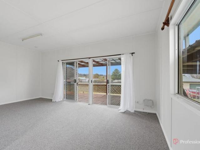 NORTH HILL LIVING SPACIOUS FAMILY HOME WITH GREAT OUTDOOR ENTERTAINING