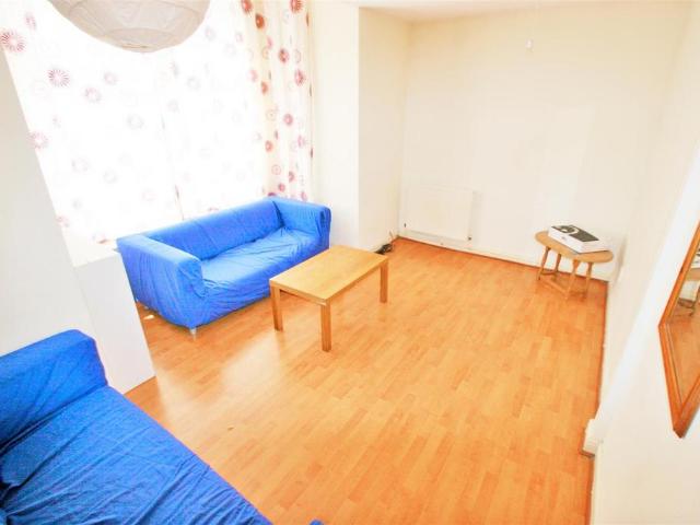 North Hill Road, Hyde Park, Leeds. 3 bed apartment to rent £1,625 pcm £375 pw