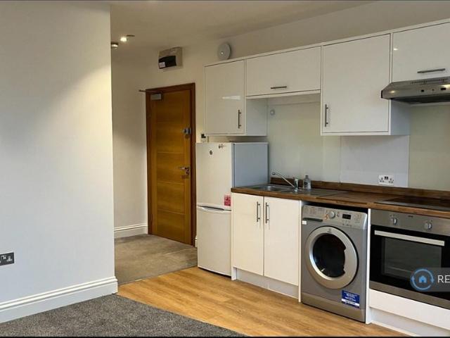 North House, Carshalton, SM5 2 bed flat to rent £1,550 pcm £358 pw