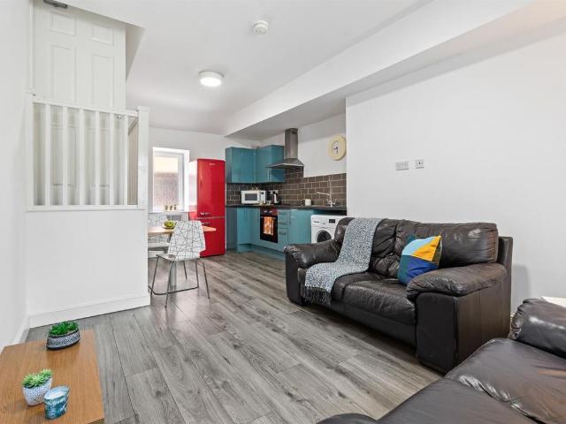 North Lane Headingley, Leeds LS6, 3 bed flat to rent, £1,690 pcm | PrimeLocation