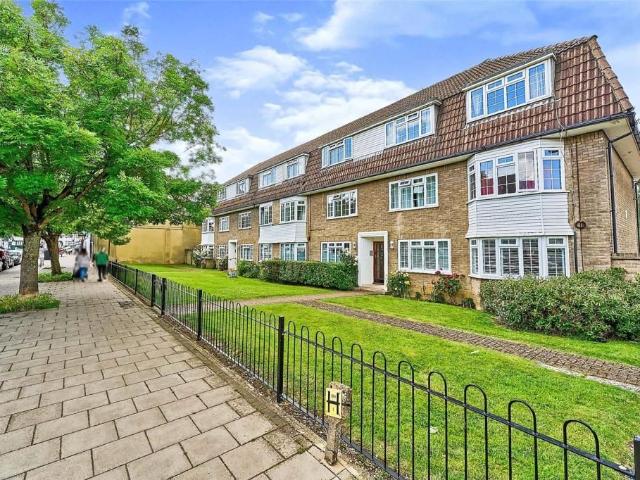 North Parade, Chessington KT9, 2 bed flat to rent, £1,750 pcm | PrimeLocation