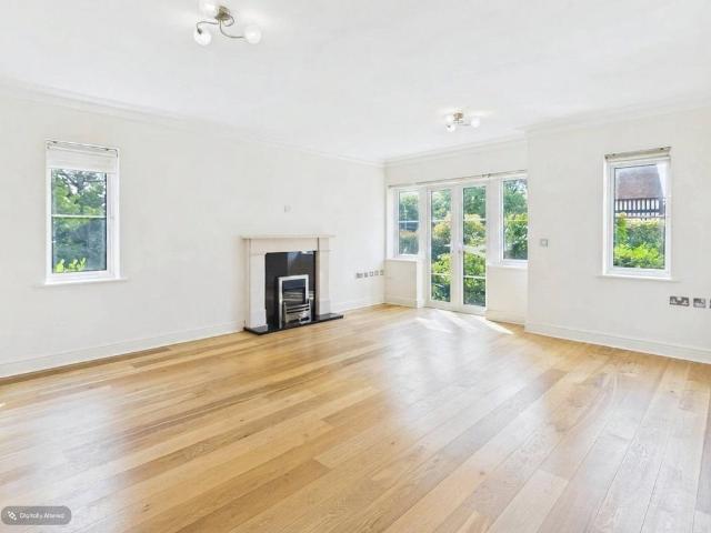 North Park, Chalfont St. Peter. 3 bed apartment to rent £2,850 pcm £658 pw