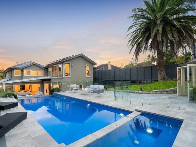 North rear entertainers' haven of lavish proportions