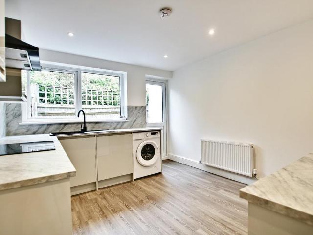 North Road, Bromley BR1 2 bed terraced house to rent £1,725 pcm £398 pw